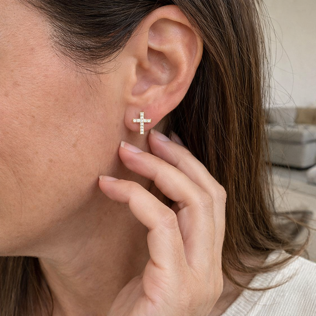 Aretes de Botón Cruz con Pavé