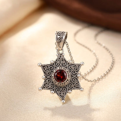 Collar con Dije de Estrella de Plata y Rubí