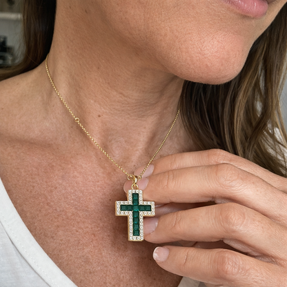 Solene Collar con Dije de Cruz Esmeralda
