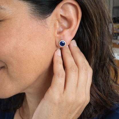 Aretes de Botón de Zafiro con Bisel
