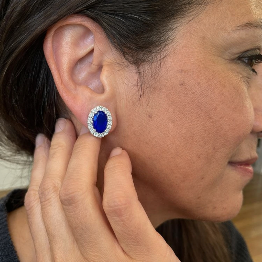 Aretes de Botón de Zafiro Blanco Ovalado
