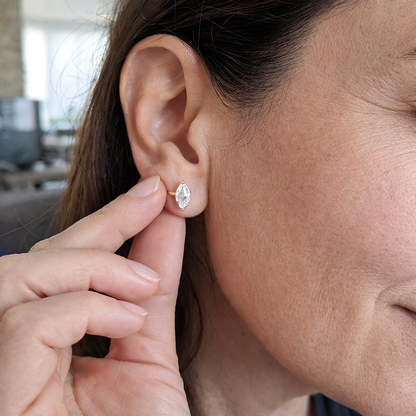 Aretes de Botón Corte Pera