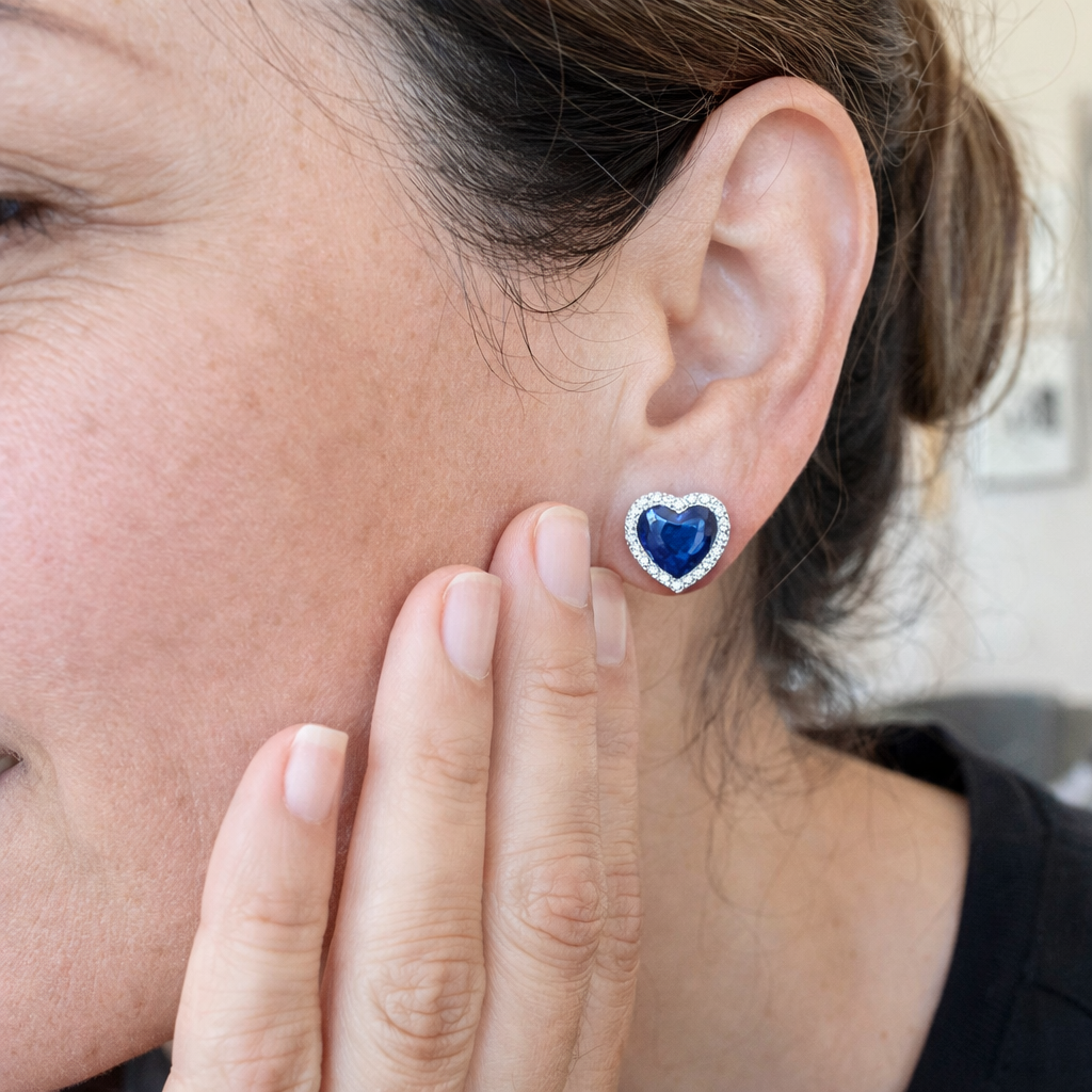 Aretes de Botón Corazón de Zafiro
