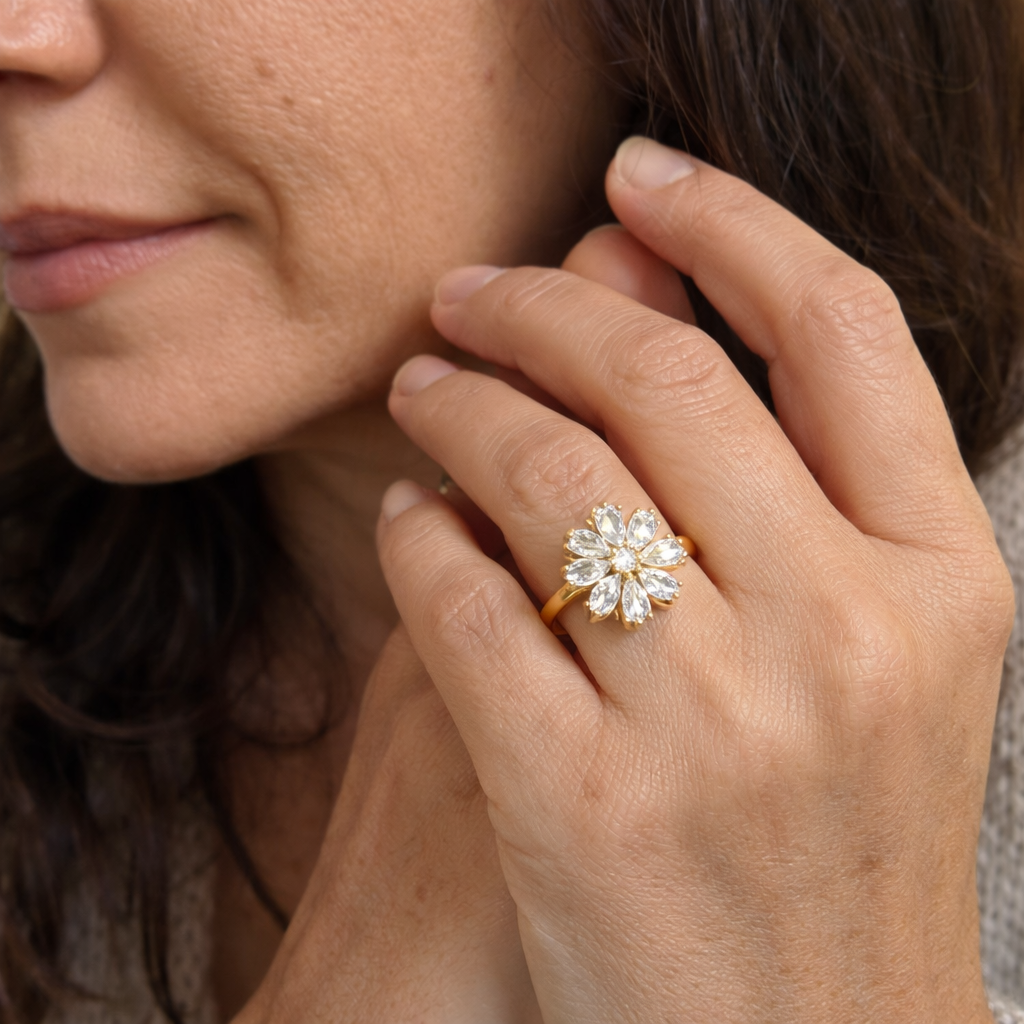 Anillo Giratorio Floral con Detalle