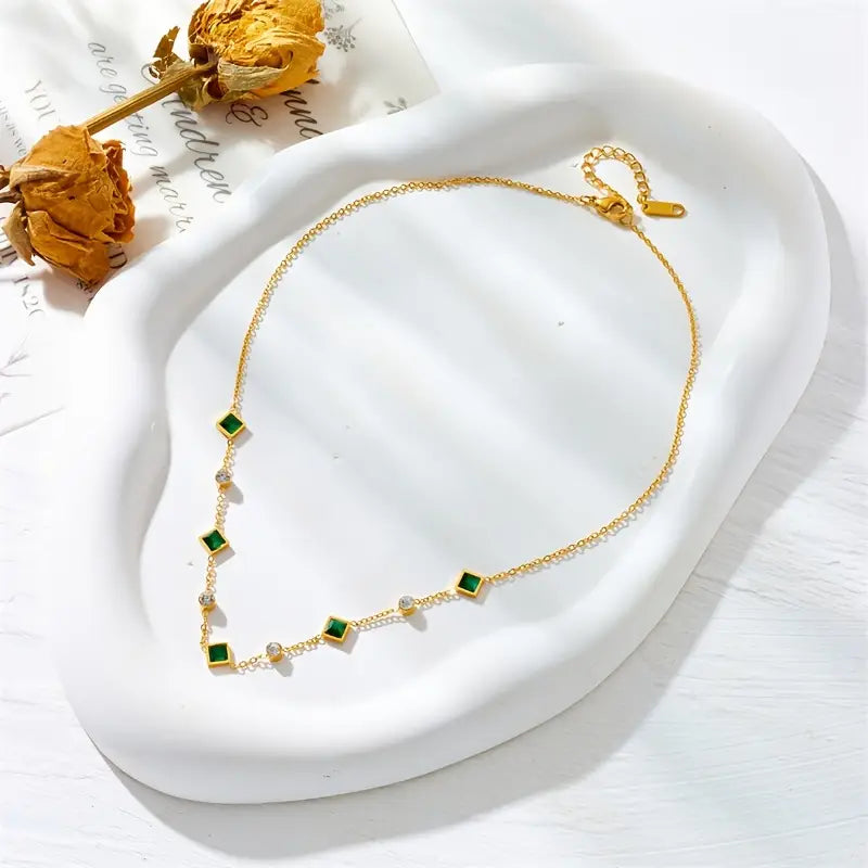 Collar Geométrico de Oro con Esmeraldas
