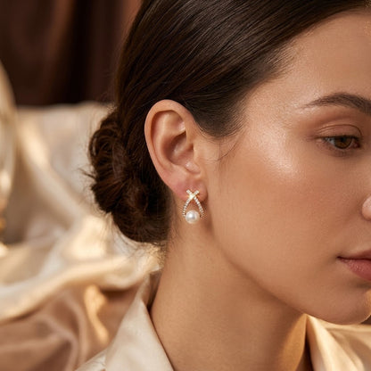 Aretes de Botón Entrelazados de Oro con Perla