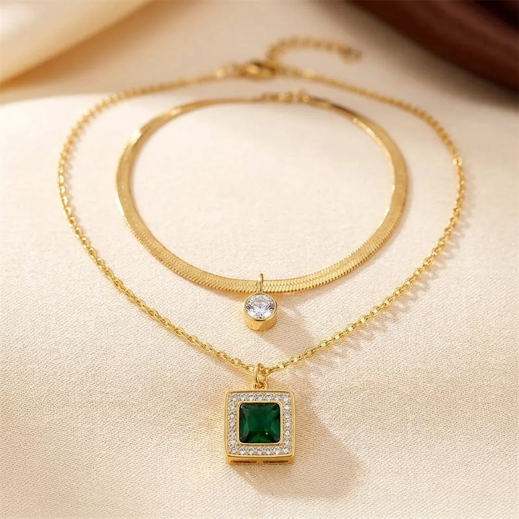 Collar en Capas de Oro con Esmeralda