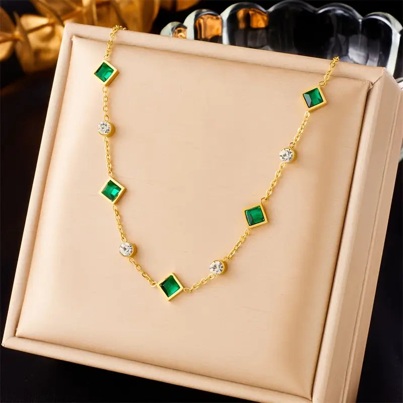Collar Geométrico de Oro con Esmeraldas