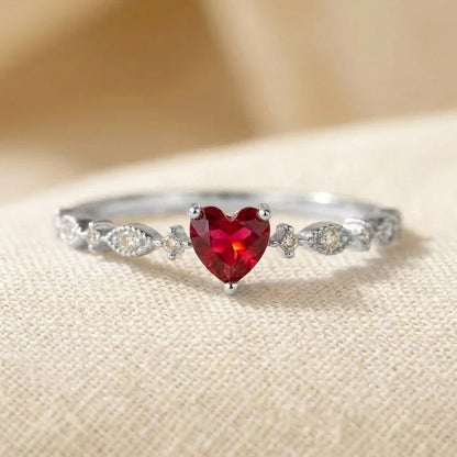 Anillo Corazón de Oro con Rubí