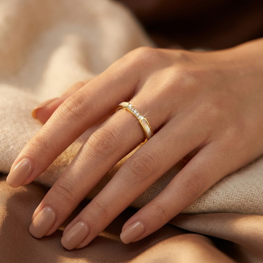Anillo Banda con Incrustaciones de Oro