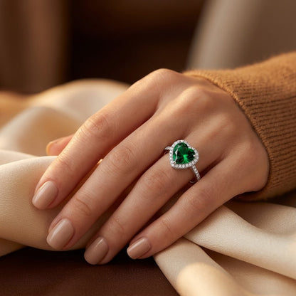Anillo Halo Corazón de Plata con Esmeralda