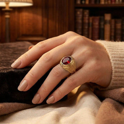 Anillo Grabado de Oro con Rubí