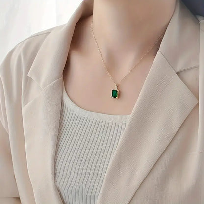 Collar Halo Rectangular de Oro con Esmeralda