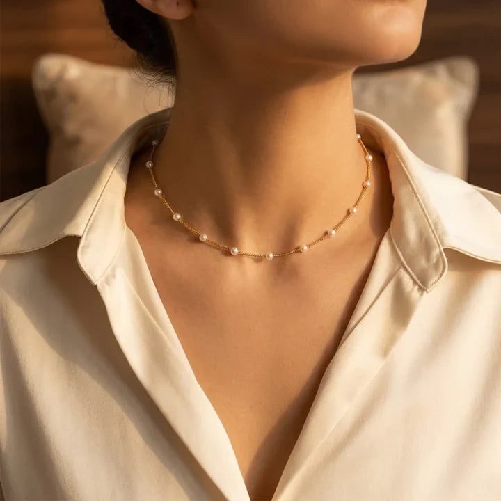 Collar de Cadena de Oro con Perlas Espaciadas