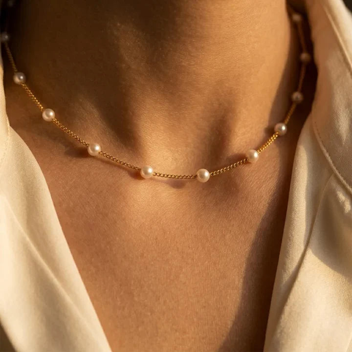 Collar de Cadena de Oro con Perlas Espaciadas