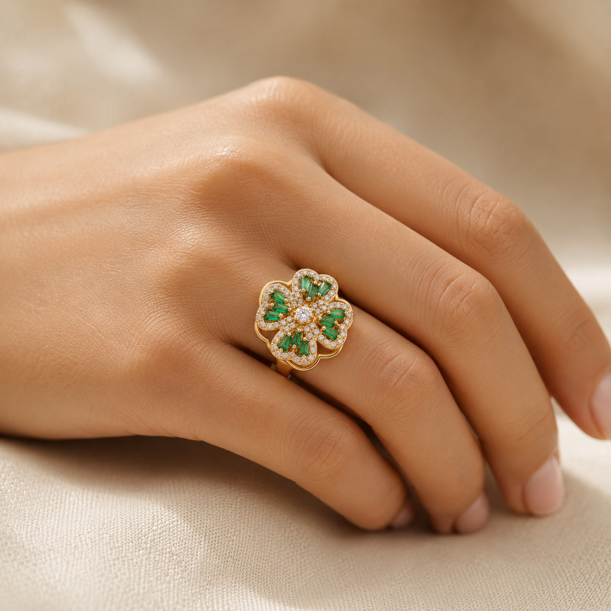 Anillo Floral de Oro con Esmeralda