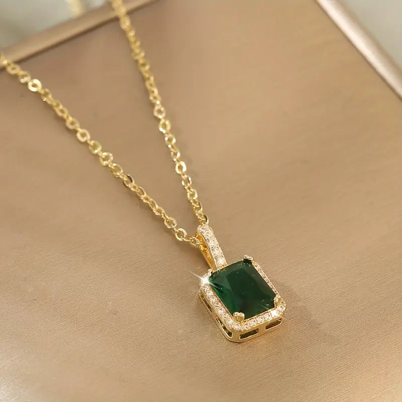 Collar Halo Rectangular de Oro con Esmeralda
