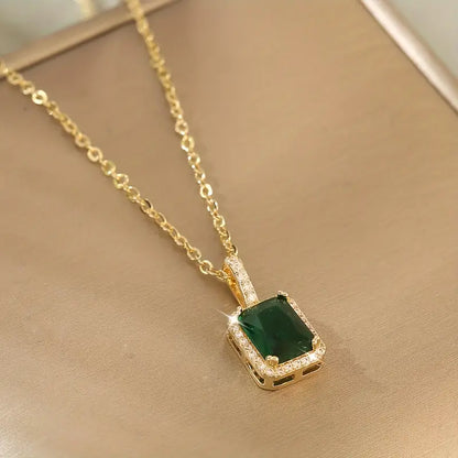 Collar Halo Rectangular de Oro con Esmeralda