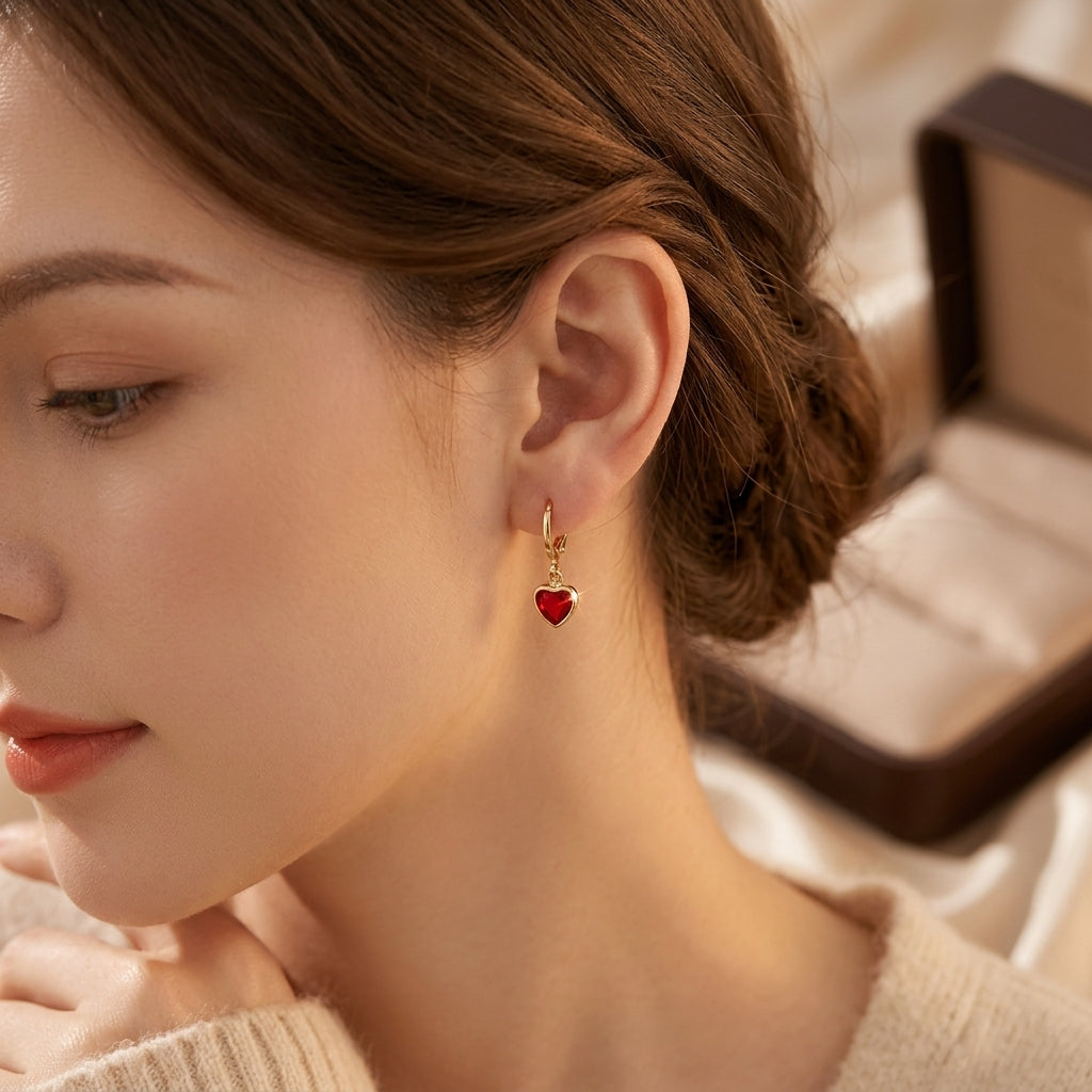 Aretes Colgantes Corazón de Oro con Rubí