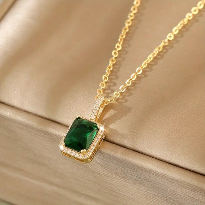 Collar Halo Rectangular de Oro con Esmeralda