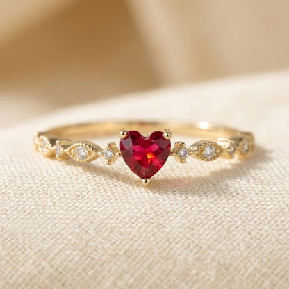 Anillo Corazón de Oro con Rubí