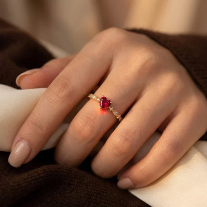 Anillo Corazón de Oro con Rubí