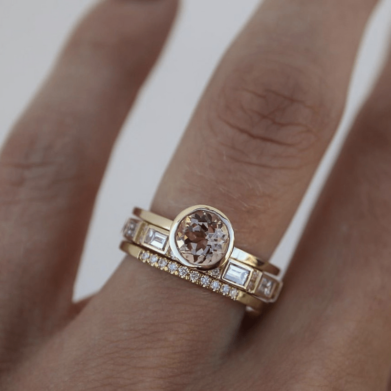 Anillo Solitario con Bisel de Oro